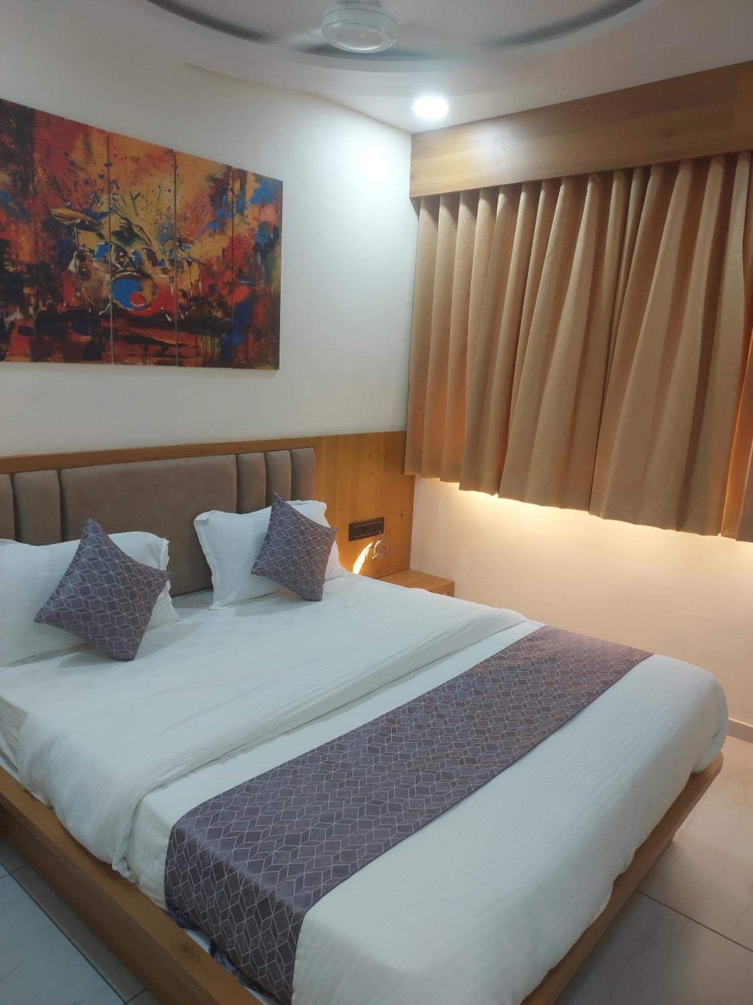 Hotel R K Villa Ahmedabad Exterior foto